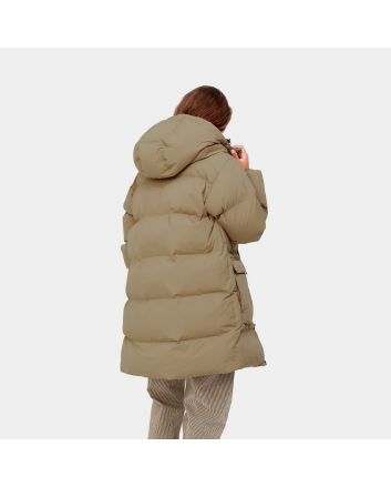 Mujer con abrigo impermeable Carhartt WIP Erie Coat beige