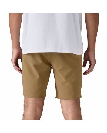 Hombre con bermudas híbridas Patagonia Hydropeak Hybrid  Walk Shorts 18" Slab Khaki