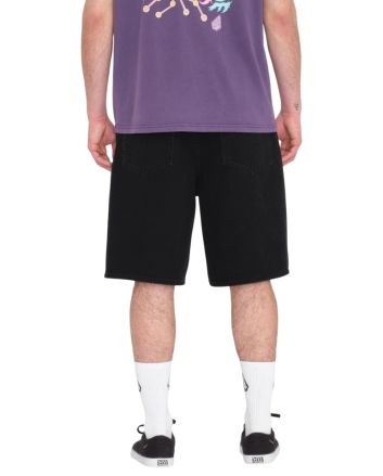 Hombre con bermudas vaqueras Volcom Billow Denim 22'' color negro