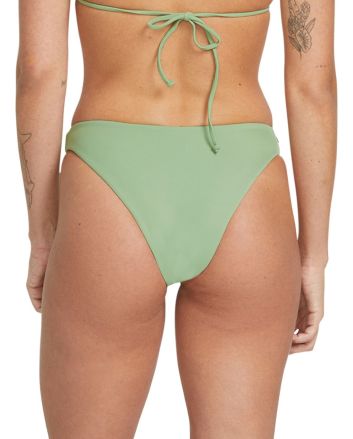 Mujer con Braguita de Bikini Volcom Simply Seamless estilo skimpy en color verde