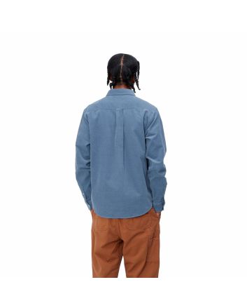 Hombre con camisa de pana fina Carhartt WIP Madison Fine Cord LS Azul Sorrento y Blanco Cera