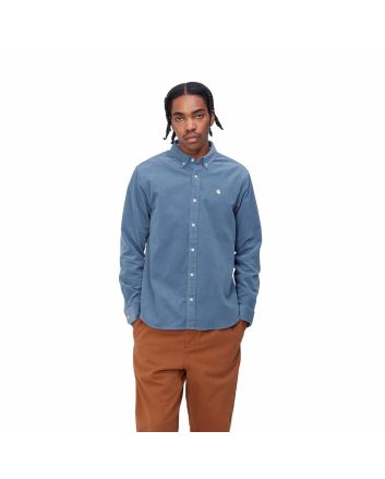 Hombre con camisa de pana fina Carhartt WIP Madison Fine Cord LS Azul Sorrento y Blanco Cera