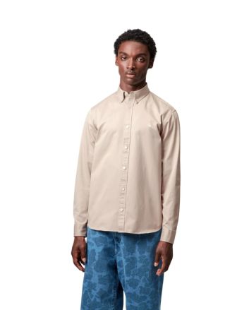 Hombre con camisa de manga larga Carhartt WIP Madison Shirt color Fleur de Sel/Wax