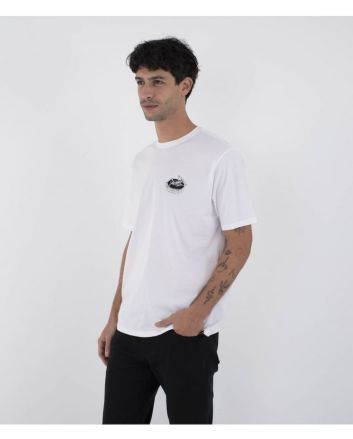 Hombre con Camiseta Hurley Floatin blanca con gráfico de esqueleto y texto “Surf and Enjoy”