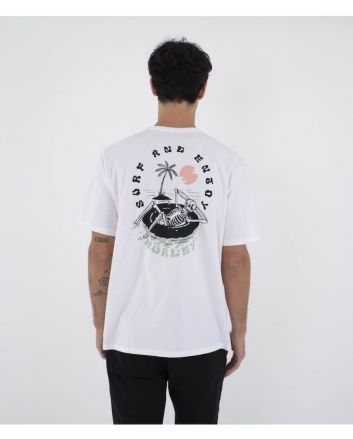 Hombre con Camiseta Hurley Floatin blanca con gráfico de esqueleto y texto “Surf and Enjoy”