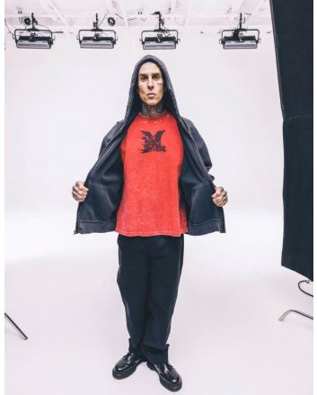 Travis Barker con camiseta de manga corta Hurley Face Death en color rojo