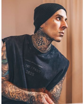 Travis Barker con la camiseta sin mangas Hurley x Travis Barker Live Fast Muscle Negra