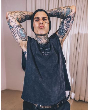 Travis Barker con la camiseta sin mangas Hurley x Travis Barker Live Fast Muscle Negra