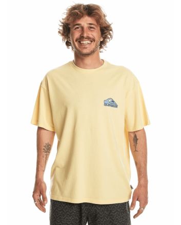 Hombre con camiseta oversize de manga corta Quiksilver Take Us Back Logo Amarilla