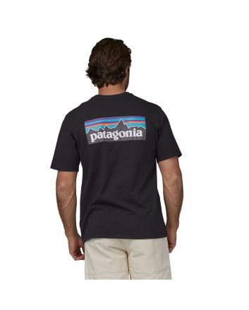 Hombre con camiseta de manga corta Patagonia P-6 Logo Responsibili-Tee Negra