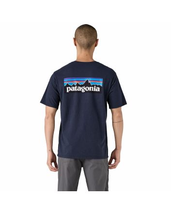 Hombre con Camiseta Patagonia M's P-6 Logo Responsibili-Tee azul marino