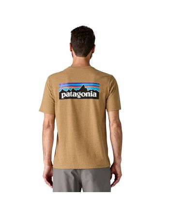 Hombre con Camiseta de manga corta Patagonia Men's P-6 Logo Responsibili-Tee Talon Gold