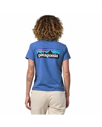 Mujer con camiseta de manga corta Patagonia Women's P-6 Logo Responsibili-tee Azul