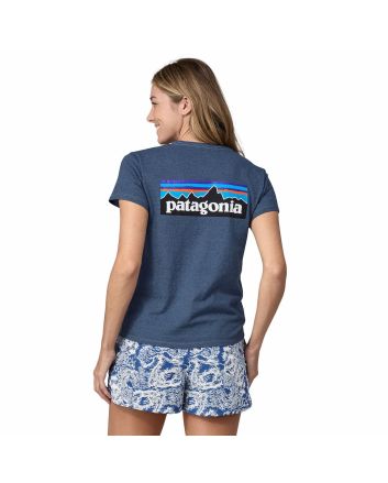 Mujer con camiseta de manga corta Patagonia W's P-6 Logo Responsibili-Tee azul utilitario