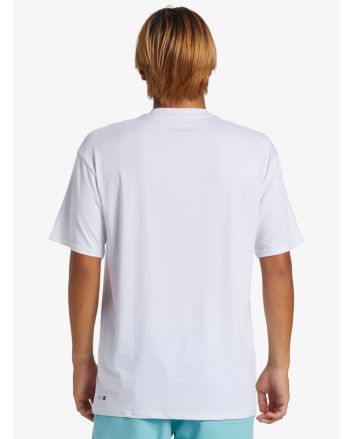 Hombre con camiseta de surf Quiksilver Surf Everyday Protección Solar UPF 50 Blanca