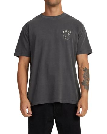 Hombre con camiseta de manga corta RVCA Lax color negro lavado