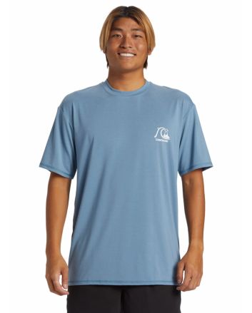 Hombre con camiseta de protección solar Quiksilver DNA Surf Azul 