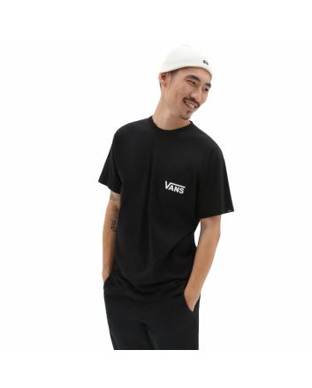 Hombre con camiseta de manga corta con bolsillo Vans Style 76 Back Negra con logo blanco