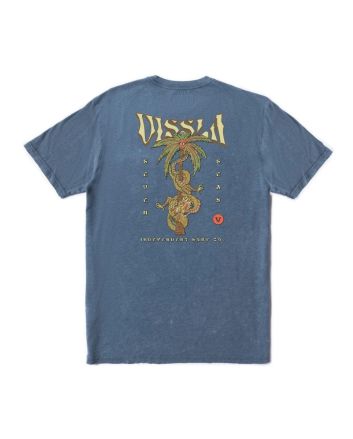 Camiseta Vissla Masters of Stoke Cosmic Wash en color azul con gráfico de dragón y palmera mística en la espalda para hombre