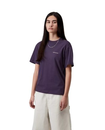 Mujer con camiseta Carhartt WIP Script Embroidery morada con logo bordado en beige 