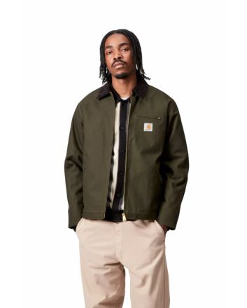 Hombre con chaqueta de invierno Carhartt WIP Detroit Jacket Verde Oliva y Negra