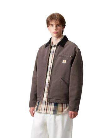 Hombre con chaqueta workwear Carhartt WIP OG Detroit Jacket Tobacco-Black (Stone Canvas)