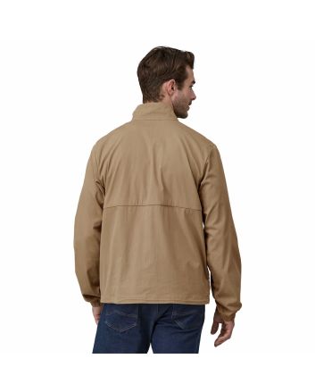 Hombre con Cazadora Patagonia Nomader Jacket Slab Khaki