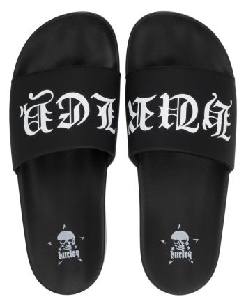 Travis Barker con Chanclas Hurley Slide Negras