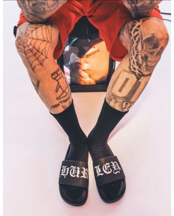Travis Barker con Chanclas Hurley Slide Negras