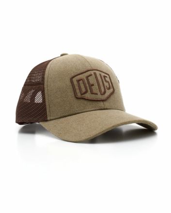 Gorra Deus Shield Trucker Marrón Dijon para hombre