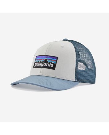 Gorra de malla Patagonia P-6 Logo Trucker Hat blanca y gris Unisex
