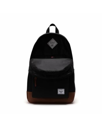 Mochila negra Herschel Heritage 24L con base marrón y parche frontal con diamante montañero