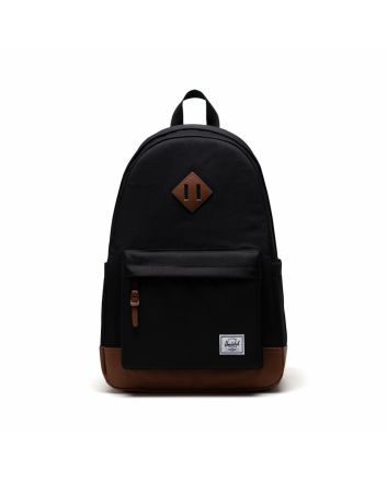 Mochila negra Herschel Heritage 24L con base marrón y parche frontal con diamante montañero