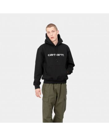 Hombre con sudadera de capucha Carhartt WIP Hooded Carhartt Sweat negra con logo blanco