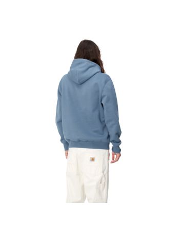 Hombre con sudadera de capucha Carhartt Hooded Sweat Azul Sorrento con logo blanco