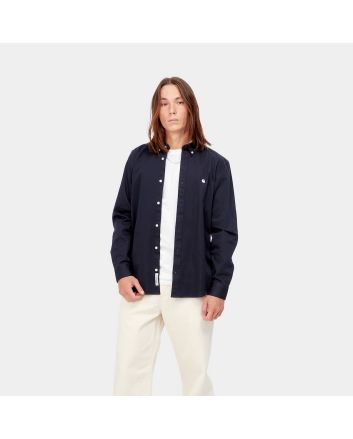 Hombre con camisa de manga larga Carhartt WIP Madison azul marino logo blanco cera
