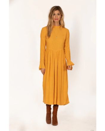 Mujer con vestido largo Amuse Society Lia amarillo