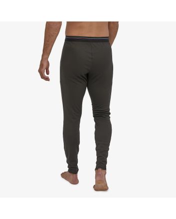 Hombre con mallas interiores Patagonia Men's Capilene Midweight Bottoms en negro