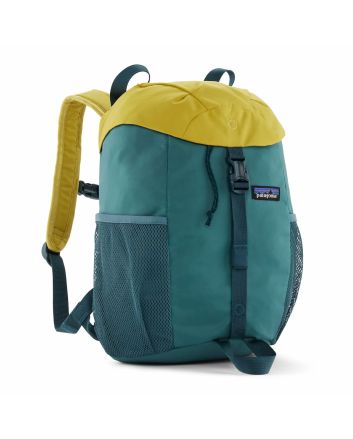 Mochila Patagonia Kids Refugito Daypack 12L color Wetland Blue para niño/a – vista frontal con cierre de hebilla y bolsillos de malla