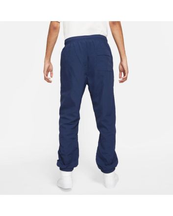 Hombre con pantalones de Skate Nike SB Track Pants azules 