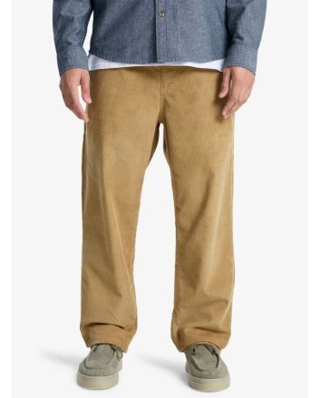 Hombre con pantalón de pana Quiksilver Taxer Regular Cord Beige 