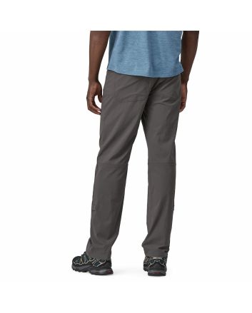 Hombre con Pantalones de senderismo Patagonia M's Quandary Pants Regular Grises