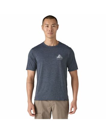 Hombre con con camiseta técnica Patagonia Capilene Cool Daily azul con gráfico Chouinard Crest grande