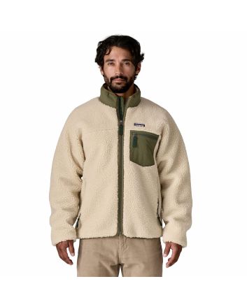 Hombre con chaqueta de forro polar Patagonia Classic Retro X Beige y Verde