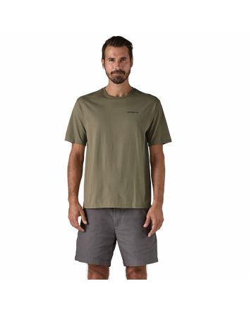 Hombre con camiseta Patagonia Home Water Trout Organic color verde River Rock Green, con gráfico de trucha y mensaje "protect our home water