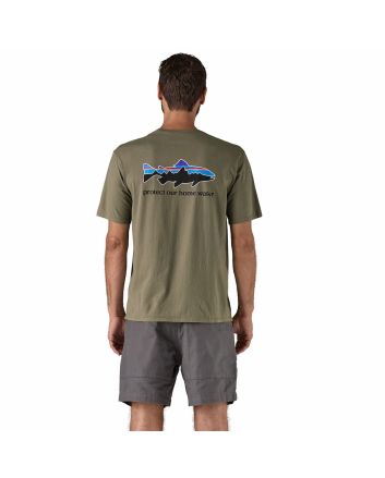 Hombre con camiseta Patagonia Home Water Trout Organic color verde River Rock Green, con gráfico de trucha y mensaje "protect our home water