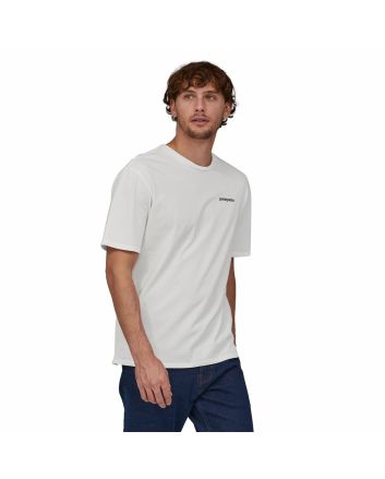 Hombre con con camiseta orgánica Patagonia blanca Home Water Trout y gráfico trucha en la espalda