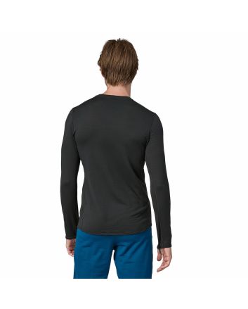 Hombre con camiseta térmica Patagonia Capilene Thermal Weight Negra