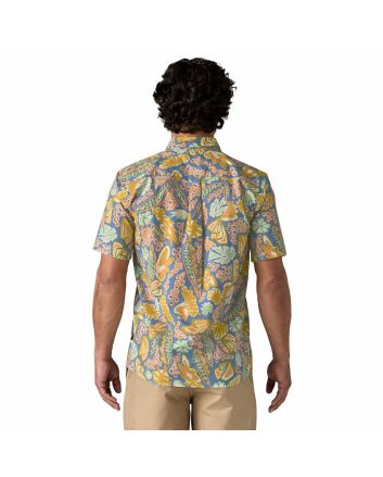 Hombre con camisa Patagonia Men's Go To Shirt Flourish Abundant Blue