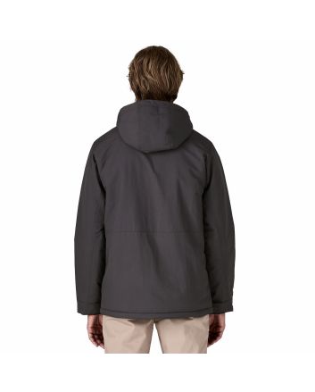 Hombre con parka Patagonia Men's Isthmus color negro tinta